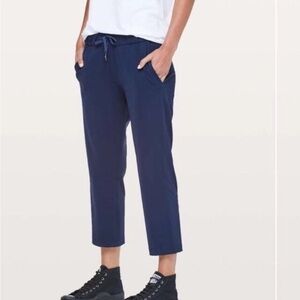 Lululemon On The Fly Crop Pants‎ Womens Size 2 Navy Blue 23" Inseam Athleisure